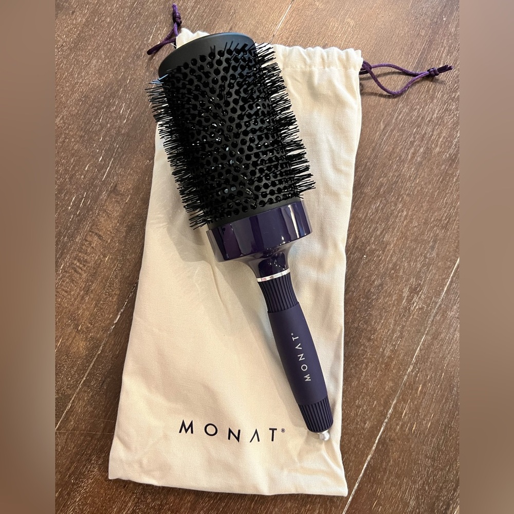 MONAT round styling brush